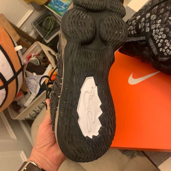 Lebron James 17 Nike basketball shoes - Picture 5 of 5
